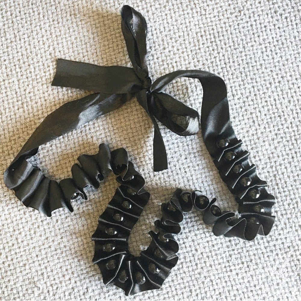 Elegant ribbon necklace